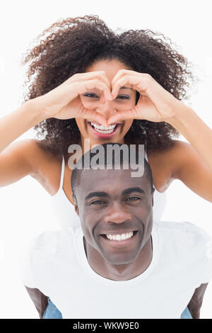 Beau couple de vêtements smiling at camera sur fond blanc Banque D'Images