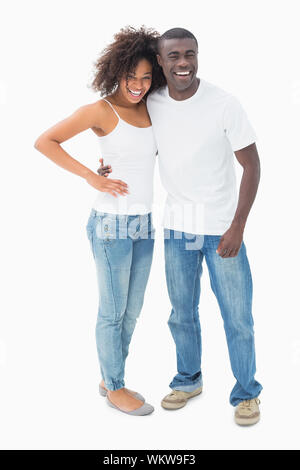 Beau couple de vêtements smiling at camera sur fond blanc Banque D'Images