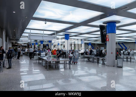 L'aéroport, Palma, Majorque, Espagne, 14 avril 2019 : contrôle de sécurité à l'aéroport de Palma, Majorque Banque D'Images