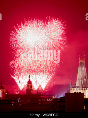 République tchèque, Prague - nouvelles années d'artifice au-dessus de la vieille ville. Banque D'Images
