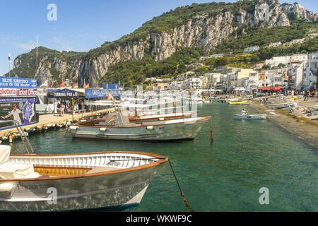 Île de Capri, ITALIE - AOÛT 2019 : Les petits bateaux amarrés au bord de l'eau dans le port sur l'île de Capri Banque D'Images