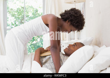 Couple intime messing sur le matin sur le lit chez lui dans la chambre à coucher Banque D'Images