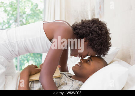 Couple intime messing sur le matin sur le lit chez lui dans la chambre à coucher Banque D'Images