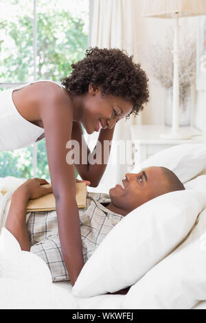 Couple intime messing sur le matin sur le lit chez lui dans la chambre à coucher Banque D'Images