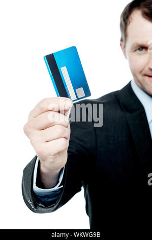 Portrait d'un homme d'affaires avec une carte de crédit en main Banque D'Images
