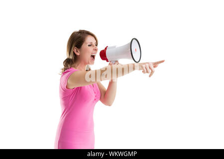 Jeune femme criant en poche comme elle le fait sur fond blanc Banque D'Images