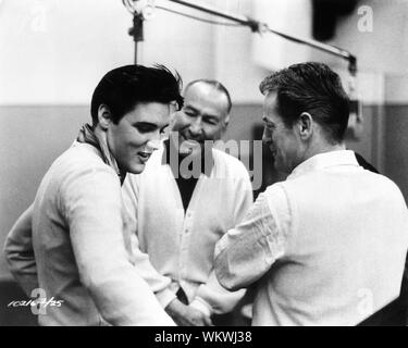 ELVIS PRESLEY producteur HAL WALLIS et chorégraphe Charles O'CURRAN sur le plateau de tournage candide KING CREOLE 1958 réalisateur Michael Curtiz Wallis - Hazen / Paramount Pictures Banque D'Images