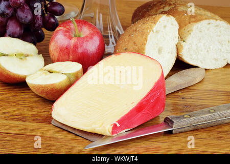 Fromage Edam avec des fruits et un morceau de pain. Banque D'Images