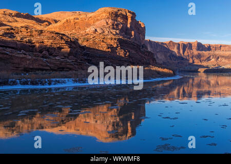 Réflexions d'hiver dans le fleuve Colorado, Arches National Park, Utah, USA Banque D'Images