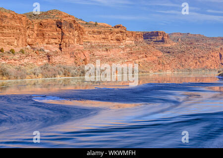 Colorado River en hiver avec les réflexions de grès, Colorado Zone de Loisirs Riverway, Utah, USA Banque D'Images