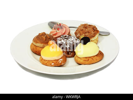 Quelques muffins avec vernis sur plaque blanche isolée Banque D'Images