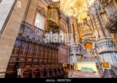 Porto, Portugal, Juillet 19, 2019 : Avis de Chœur et orgue à tuyaux à l'intérieur de l'église Igreja dos Clerigos (des clercs en portugais) à Porto, Portugal Banque D'Images