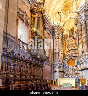 Porto, Portugal, Juillet 19, 2019 : Avis de Chœur et orgue à tuyaux à l'intérieur de l'église Igreja dos Clerigos (des clercs en portugais) à Porto, Portugal Banque D'Images