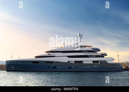 Grand bateau yacht ancré à St Tropez dans la Riviera française Banque D'Images