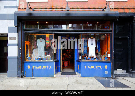 [Magasin historique] Tombouctou, 45 2nd Avenue, New York, NY. Façade extérieure d'un magasin de vêtements de lin dans l'East Village de Manhattan Banque D'Images