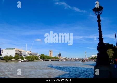 Londres, UK - Août 2019 : Chambres du Parlement vu de l'Albert Embankment. Banque D'Images