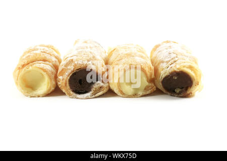 Corne remplie de crème glacée PÂTISSERIES isolé sur fond blanc Banque D'Images