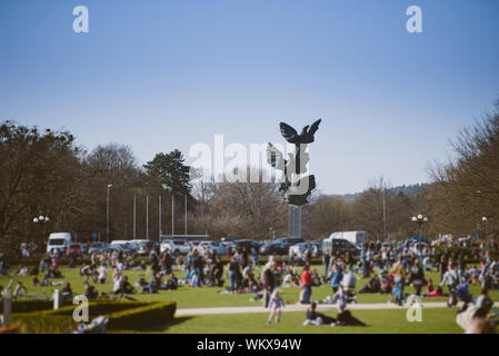 Les personnes qui s'estompent dans le parc de la ville, l'effet Tilt Shift Banque D'Images