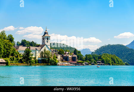 Belle vue de Sankt Wolfgang im Salzkammergut sur les montagnes des Alpes, de l'église, le lac Wolfgangsee, ciel bleu. L'Autriche, Salzbourg Banque D'Images