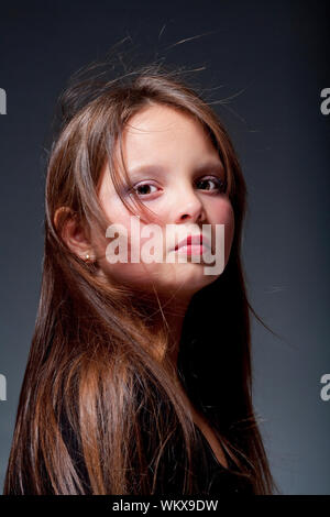 Portrait d'une jeune fille de 12 ans avec les yeux bruns et les cheveux longs Banque D'Images