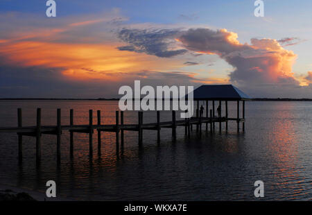 Coucher de Hutchinson Island Floride surplombant la plage de Jensen réserve aquatique Jupiter avec un quai de pêche dans l'avant-plan Banque D'Images
