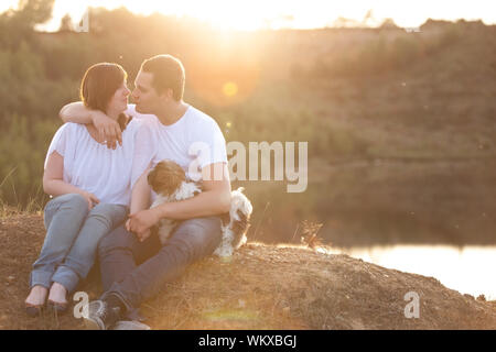 Couple romantique sur la falaise Banque D'Images