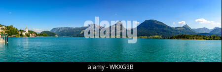 Belle vue panoramique de Sankt Wolfgang im Salzkammergut sur les montagnes des Alpes, de l'église, Sparber mountain, le lac Wolfgangsee, ciel bleu. L'Autriche, Salzbur Banque D'Images
