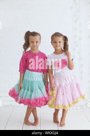 Portrait de deux mignonnes petites filles princesse jupe tutu bonbons vacances holding baguette magique Banque D'Images