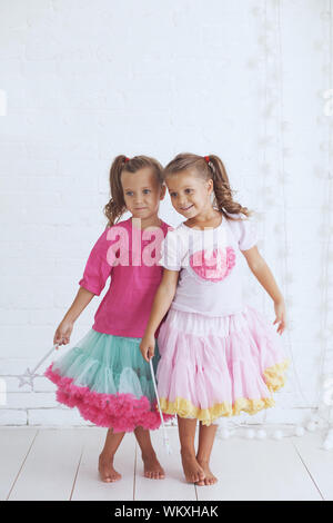 Portrait de deux mignonnes petites filles princesse jupe tutu bonbons vacances holding baguette magique Banque D'Images