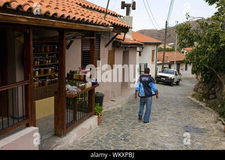 Conserves de fruits et confitures maison à vendre, vieille ville, Kakopetriá, Chypre Banque D'Images