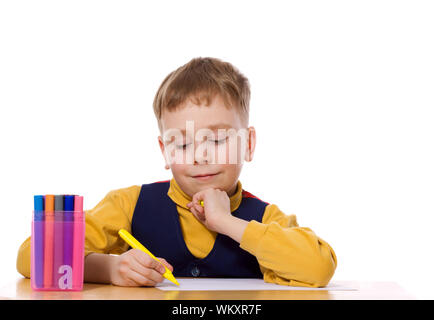 Boy drawing photo à table isolated on white Banque D'Images