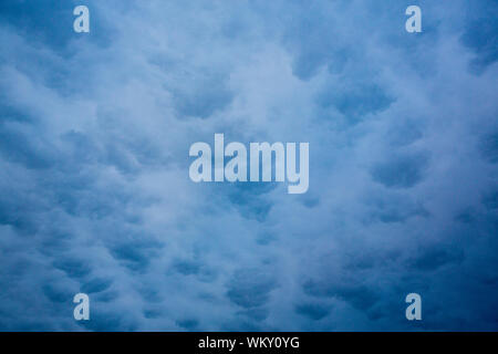 Nuages sur un front occlus sur Ambleside, Royaume-Uni. Banque D'Images