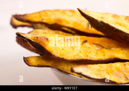 Partie de fresh baked sweet potato wedges Banque D'Images