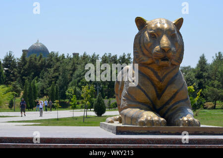 Golden Lion gardien des statues à l'entrée du parc Amir Timur, Samarkand, Ouzbékistan Banque D'Images