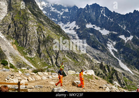 Les travailleurs d'entretien de la station de téléphérique Pavillon de la Skyway Monte Bianco avec les montagnes des Alpes en été, Courmayeur, Aoste, Italie Banque D'Images