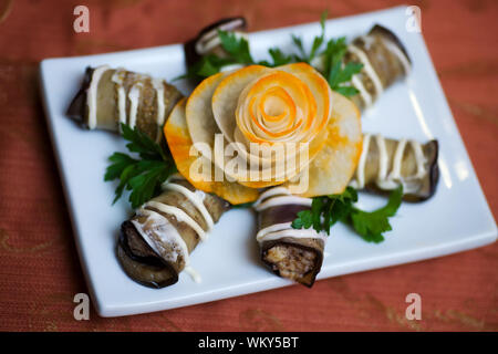 Rouleaux d'aubergines au four sur la plaque dans le Banque D'Images