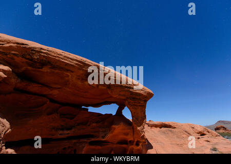 Clair de lune sur un piano Arch, Vallée de Feu Park, Nevada, USA Banque D'Images