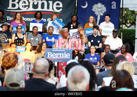 Nina Turner, co-président national de Bernie Sanders, campagne présidentielle 2020 l'introduit au cours de sa session de crise du changement climatique à Myrtle Beach Banque D'Images