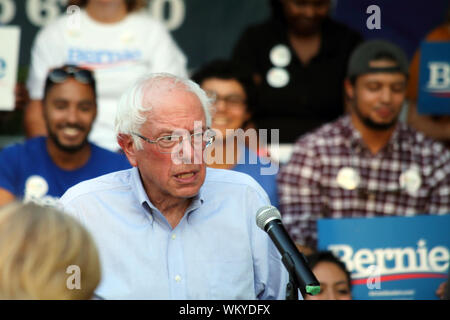 Candidat à l'élection présidentielle 2020 Bernie Sanders parle sur scène lors de sa crise du changement climatique à la mairie Chapin Park à Myrtle Beach, Caroline du Sud sur Banque D'Images