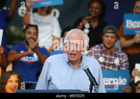 Candidat à l'élection présidentielle 2020 Bernie Sanders parle sur scène lors de sa crise du changement climatique à la mairie Chapin Park à Myrtle Beach, Caroline du Sud sur Banque D'Images