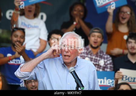 Candidat à l'élection présidentielle 2020 Bernie Sanders parle sur scène lors de sa crise du changement climatique à la mairie Chapin Park à Myrtle Beach, Caroline du Sud sur Banque D'Images