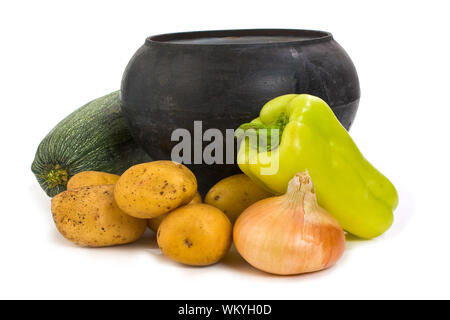 Pot de fer de fonte et de pommes de terre isolé sur fond blanc Banque D'Images