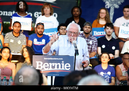 Candidat à l'élection présidentielle 2020 Bernie Sanders parle sur scène lors de sa crise du changement climatique à la mairie Chapin Park à Myrtle Beach, Caroline du Sud sur Banque D'Images