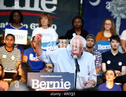 Candidat à l'élection présidentielle 2020 Bernie Sanders parle sur scène lors de sa crise du changement climatique à la mairie Chapin Park à Myrtle Beach, Caroline du Sud sur Banque D'Images