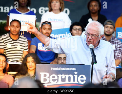 Candidat à l'élection présidentielle 2020 Bernie Sanders parle sur scène lors de sa crise du changement climatique à la mairie Chapin Park à Myrtle Beach, Caroline du Sud sur Banque D'Images