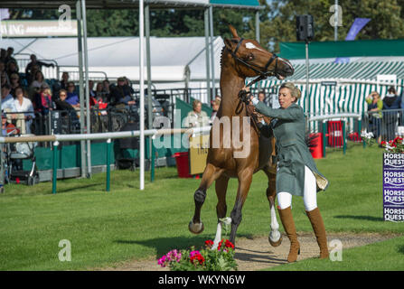 Stamford, Lincolnshire, Royaume-Uni. 08Th Sep 2019. Land Rover Burghley Horse Trials, Stamford, Lincolnshire UK. Première inspection de 69 concurrents la queue pour commencer la compétition demain. Ginny Howe équitation Undalgo de Windsor Credit : Julie Priestley/Alamy Live News Banque D'Images