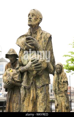 La famine irlandaise de statues dans une rue publique à Dublin Banque D'Images