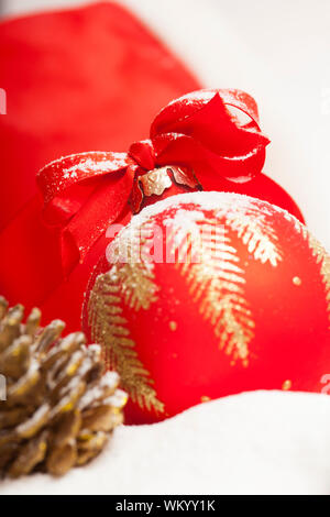 Boule de Noël avec arc rouge et ruban Banque D'Images