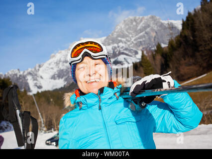 Ski, skieur, hiver - Gros plan du skieur senior femme. Banque D'Images