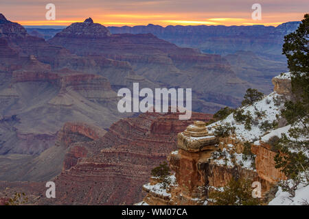 Le lever du soleil sur le Grand Canyon de Yaki Point, Grand Canyon National Park, Arizona, USA Banque D'Images